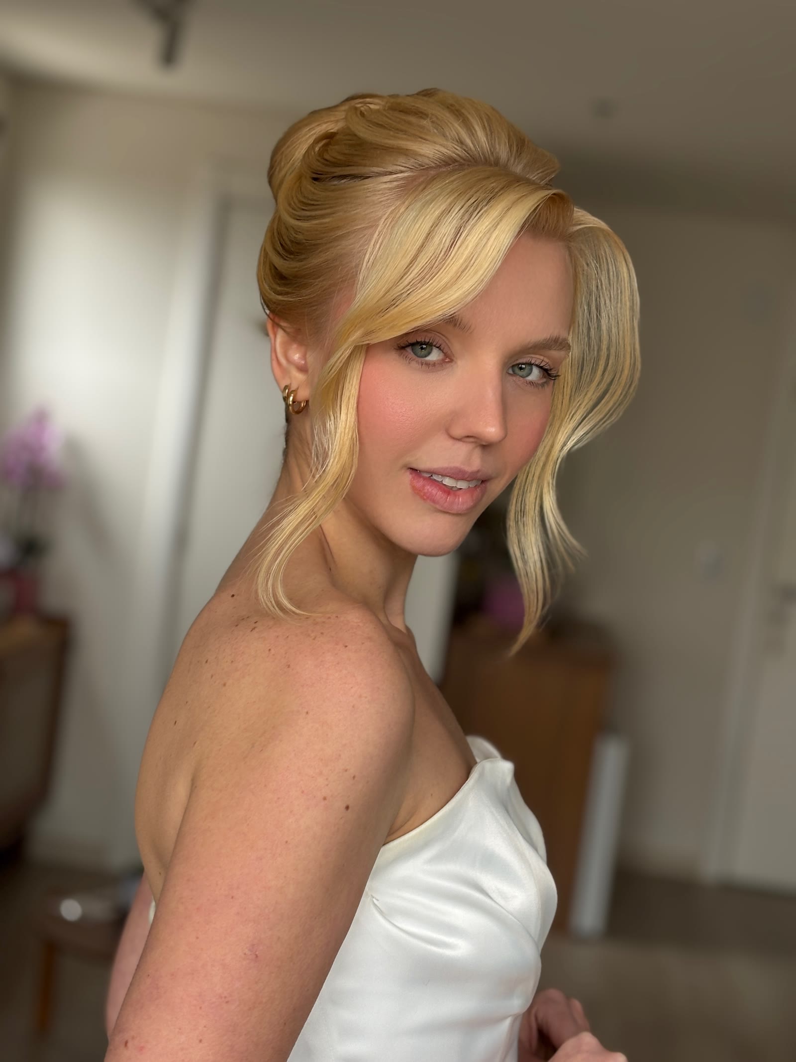 Halana Salvadori em retrato de noiva com vestido branco e penteado preso