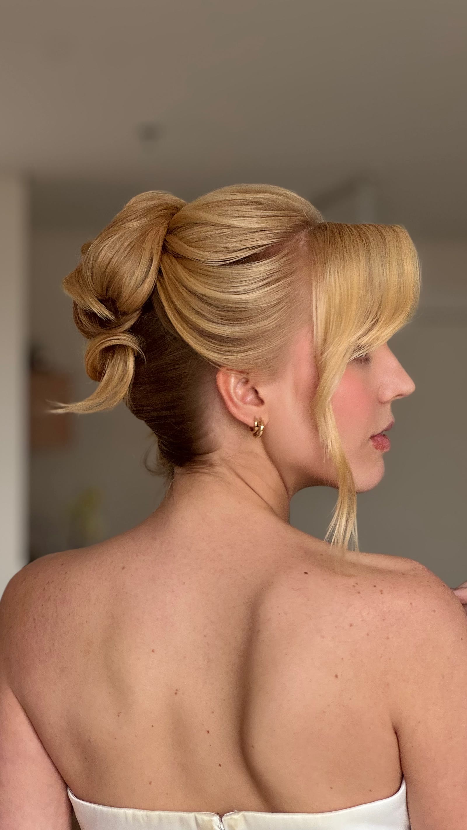 Detalhe do penteado de noiva de Halana Salvadori visto de costas