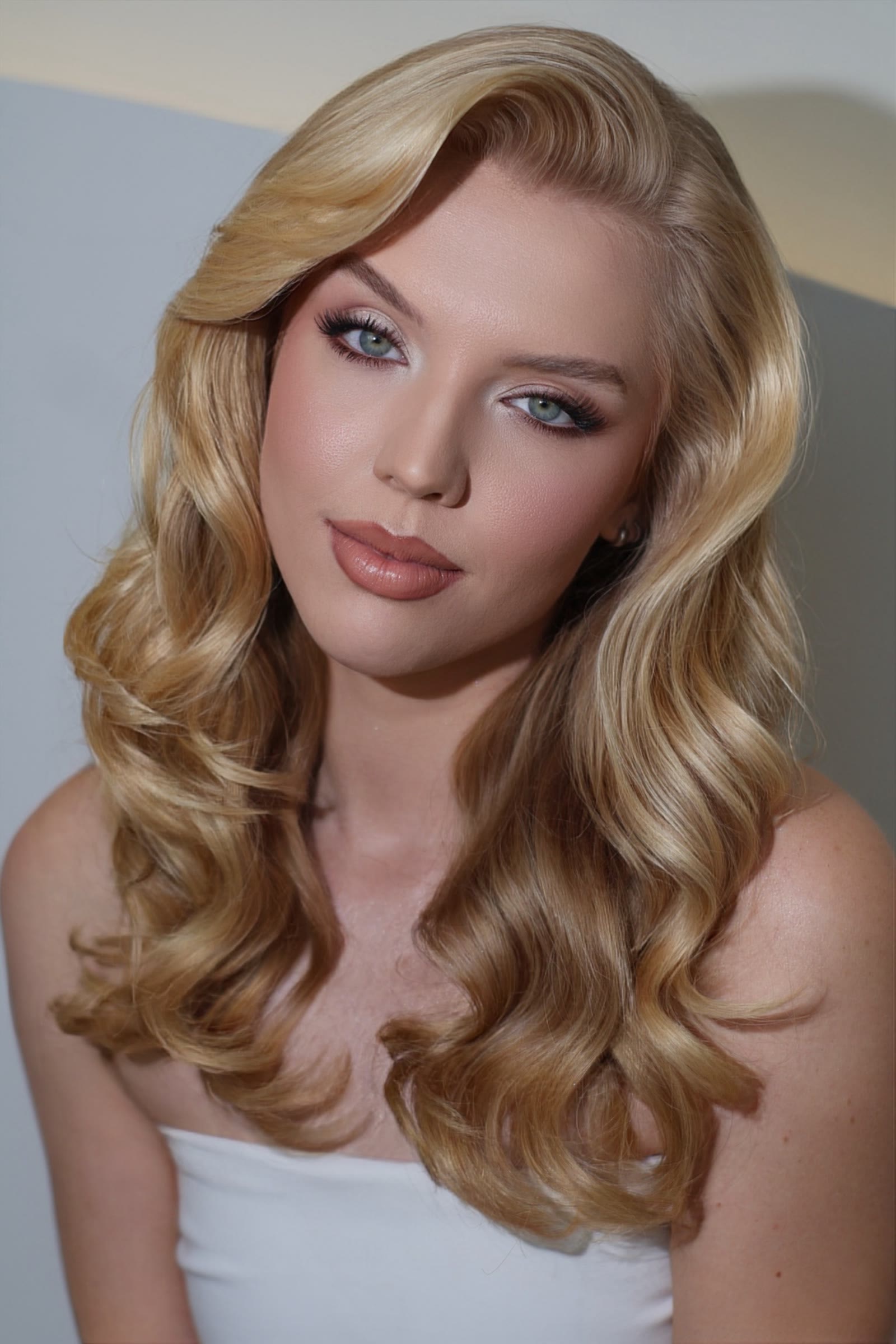 Retrato frontal de Halana Salvadori com ondas clássicas em produção bridal