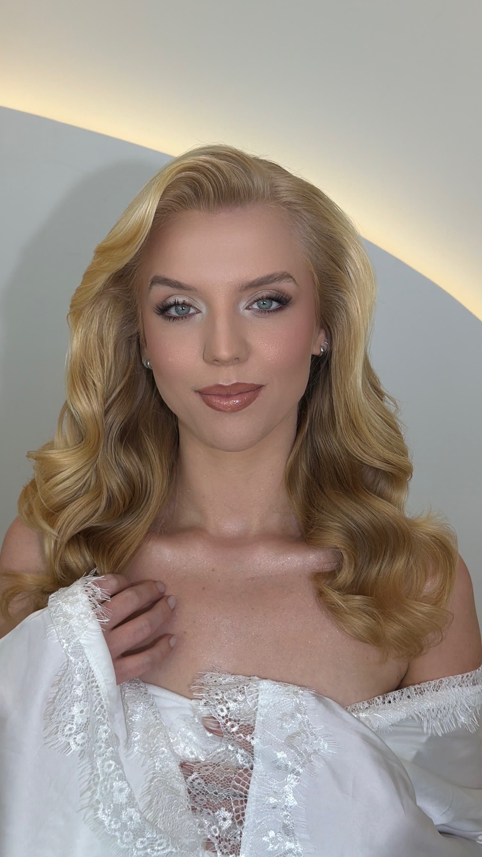 Halana Salvadori em look bridal com corset de renda branca